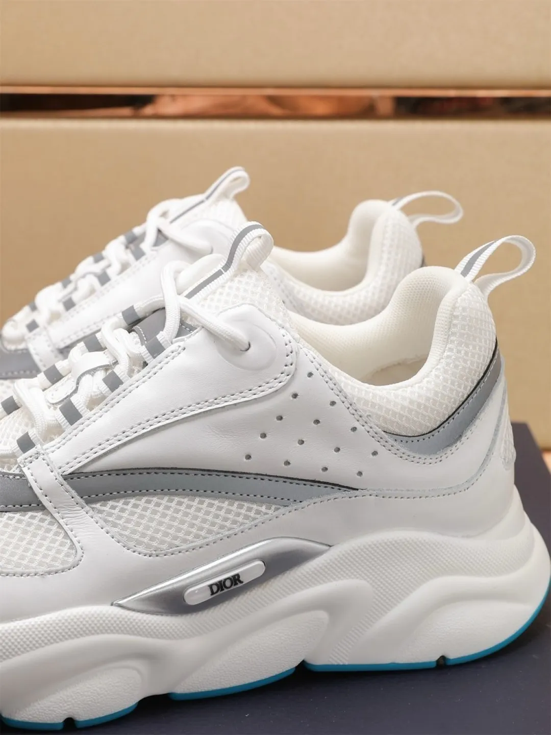 Men's shoes 💰P460💰【Dior】Dior✨ is online at the same time👏 This casual sneaker is a new product in the series and continues Di*r's classic style. The upper is made of original mesh and cow leather, with a two-color textured outsole, and the brand's iconic details on the rear collar and heel to enhance the style. Fashionable and versatile. Wear it with jeans or slacks for a casual look. Size: 38-44 (45 customized)